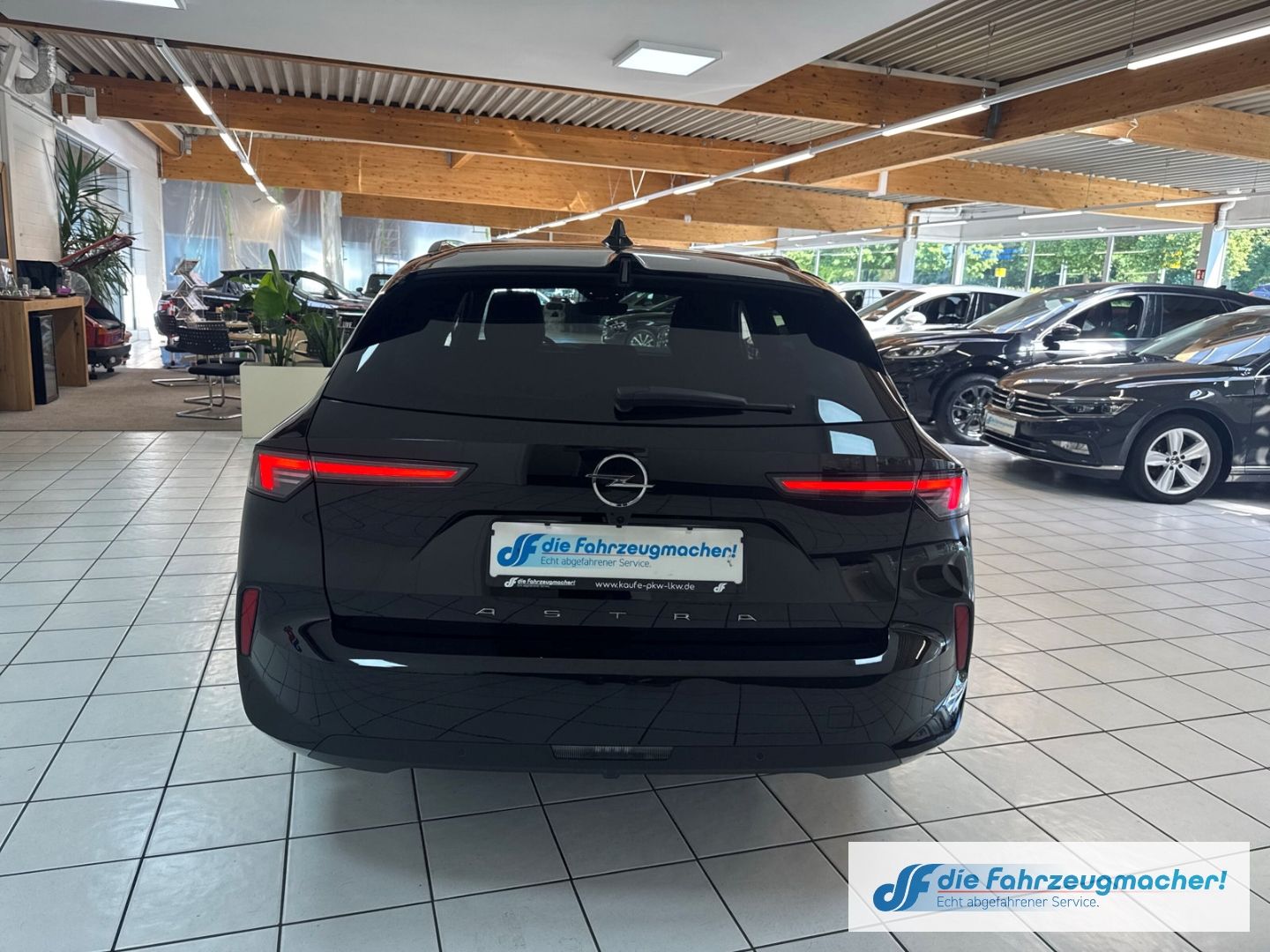 Fahrzeugabbildung Opel Astra L Sports Tourer Edition Navi Digitales Coc