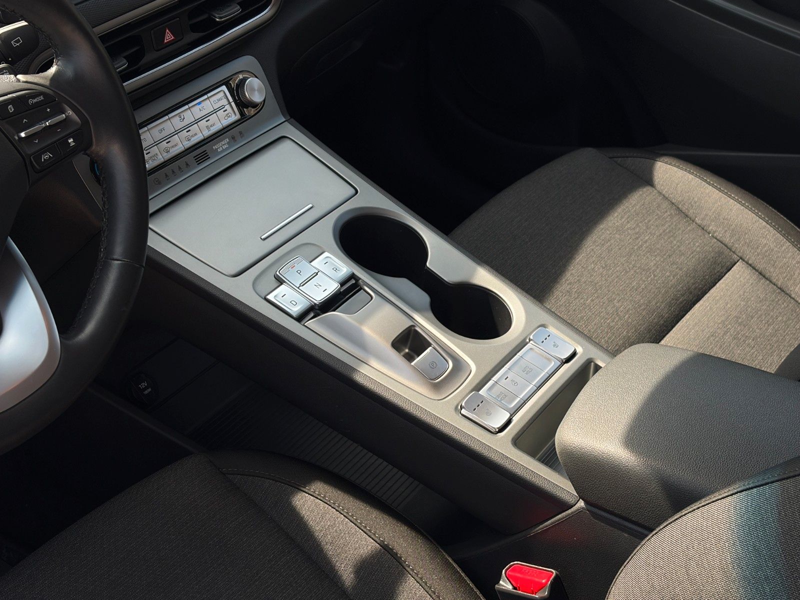 Fahrzeugabbildung Hyundai KONA E Select SHZ LHZ ACC Navi CarPlay PDC LKA