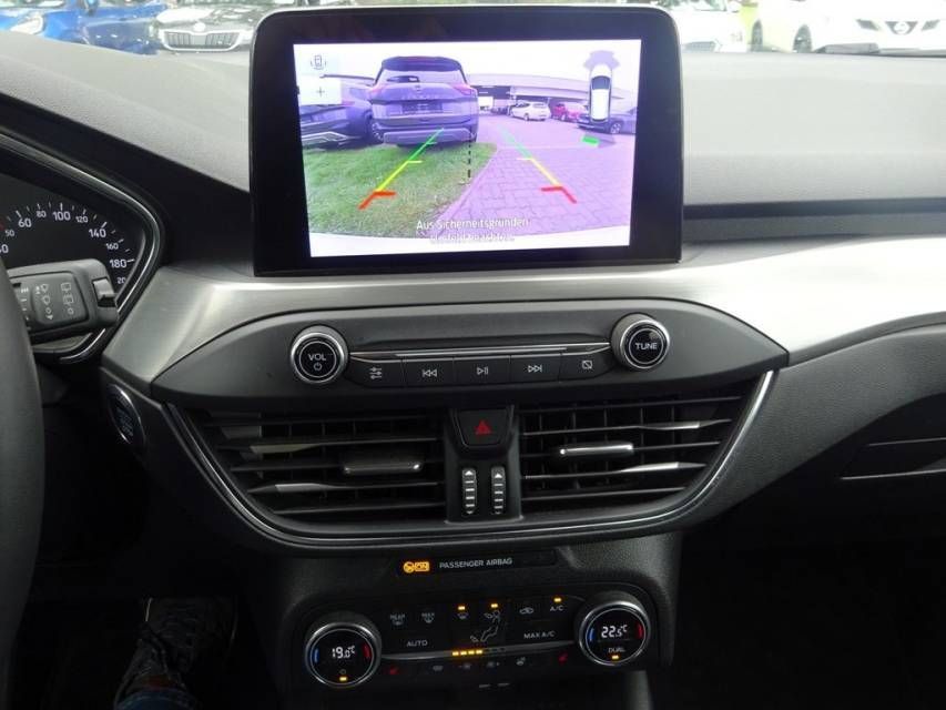 Fahrzeugabbildung Ford Focus Turnier 1.0 EcoBoost Automatik  Titanium