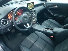 Fahrzeugabbildung Mercedes-Benz A 200d Urban Navi LED SiHz PDC RFK Tempo ePano