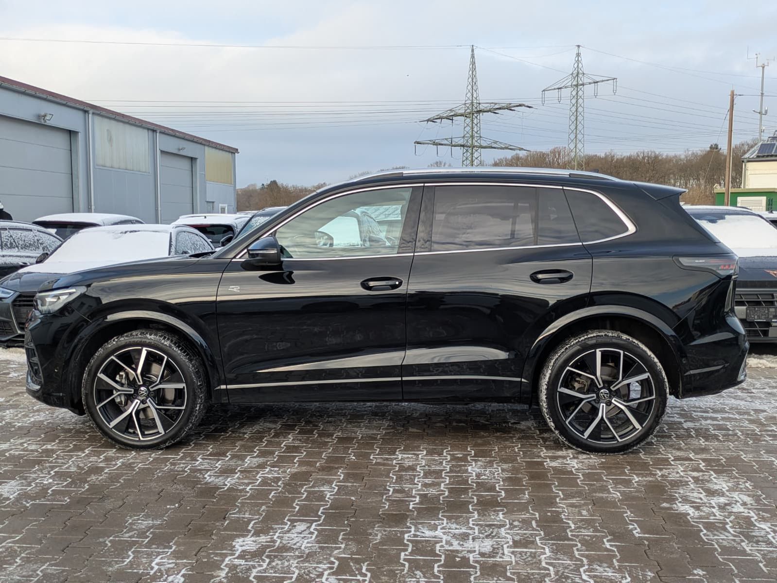 Fahrzeugabbildung Volkswagen Tiguan 2.0 TDI 4M R-Line PANO*H&K*AHK*MATRIX*20"