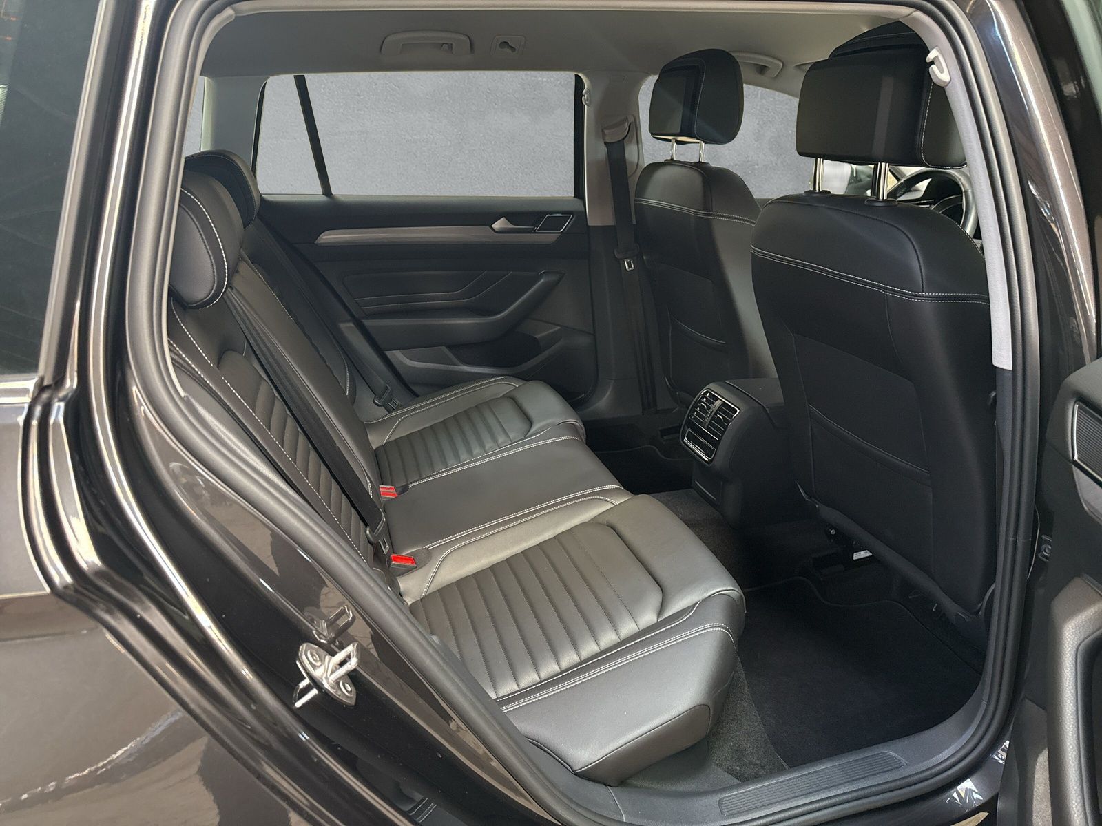 Fahrzeugabbildung Volkswagen Passat Variant 2.0 TDI Business AHK Kamera AppCo