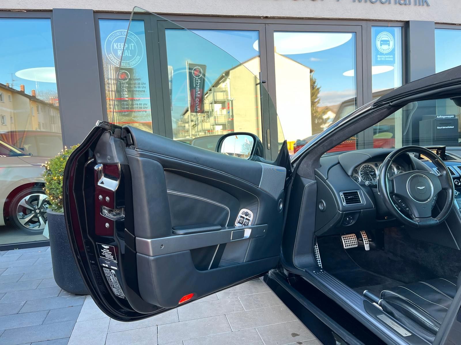 Fahrzeugabbildung Aston Martin Virage Volante V12