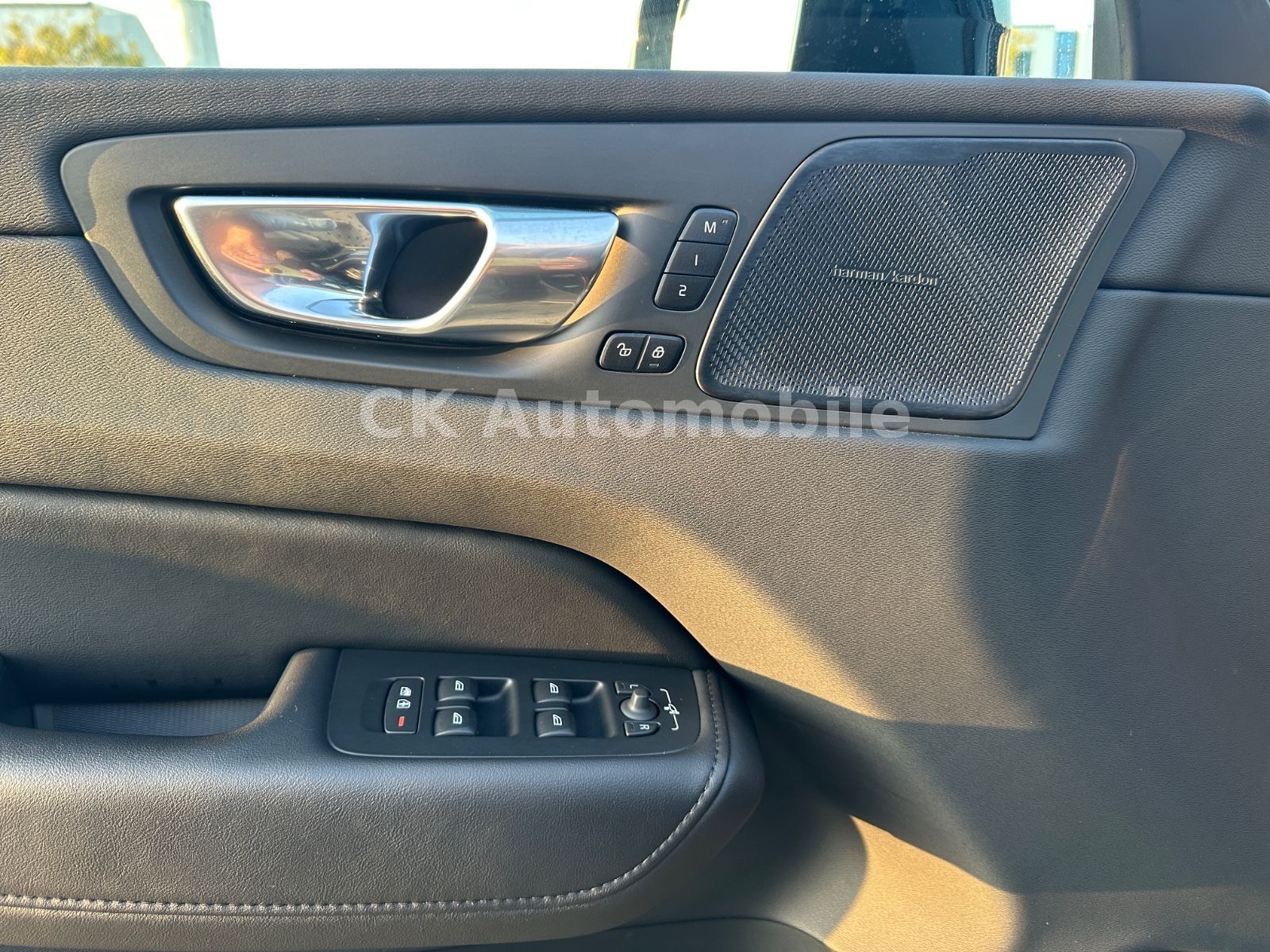 Fahrzeugabbildung Volvo XC60 B4 Plus Dark AWD/BLIS/Navi/LED/Kamera/AHK