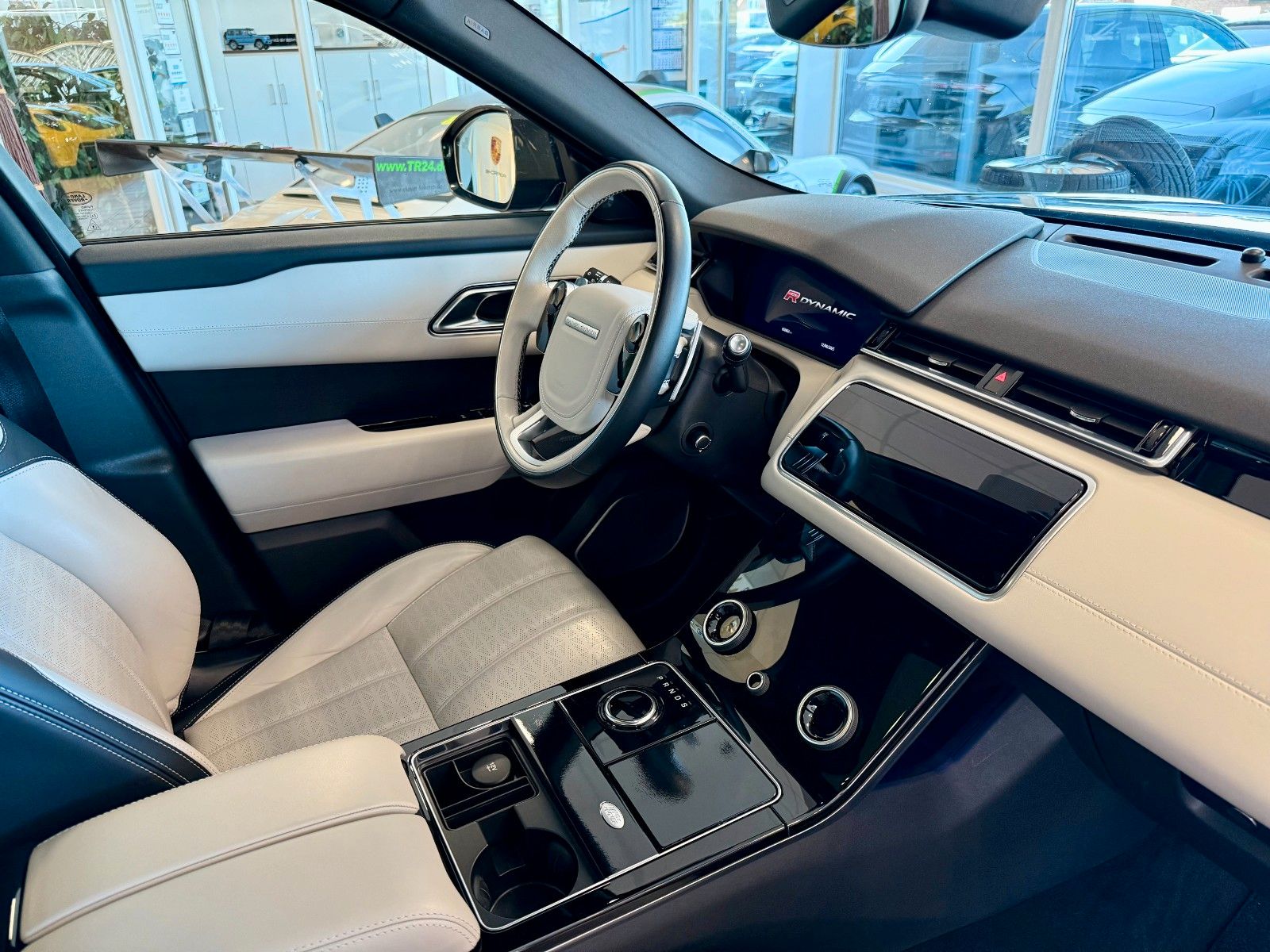 Fahrzeugabbildung Land Rover Range Rover Velar R-Dynamic HSE Design Black