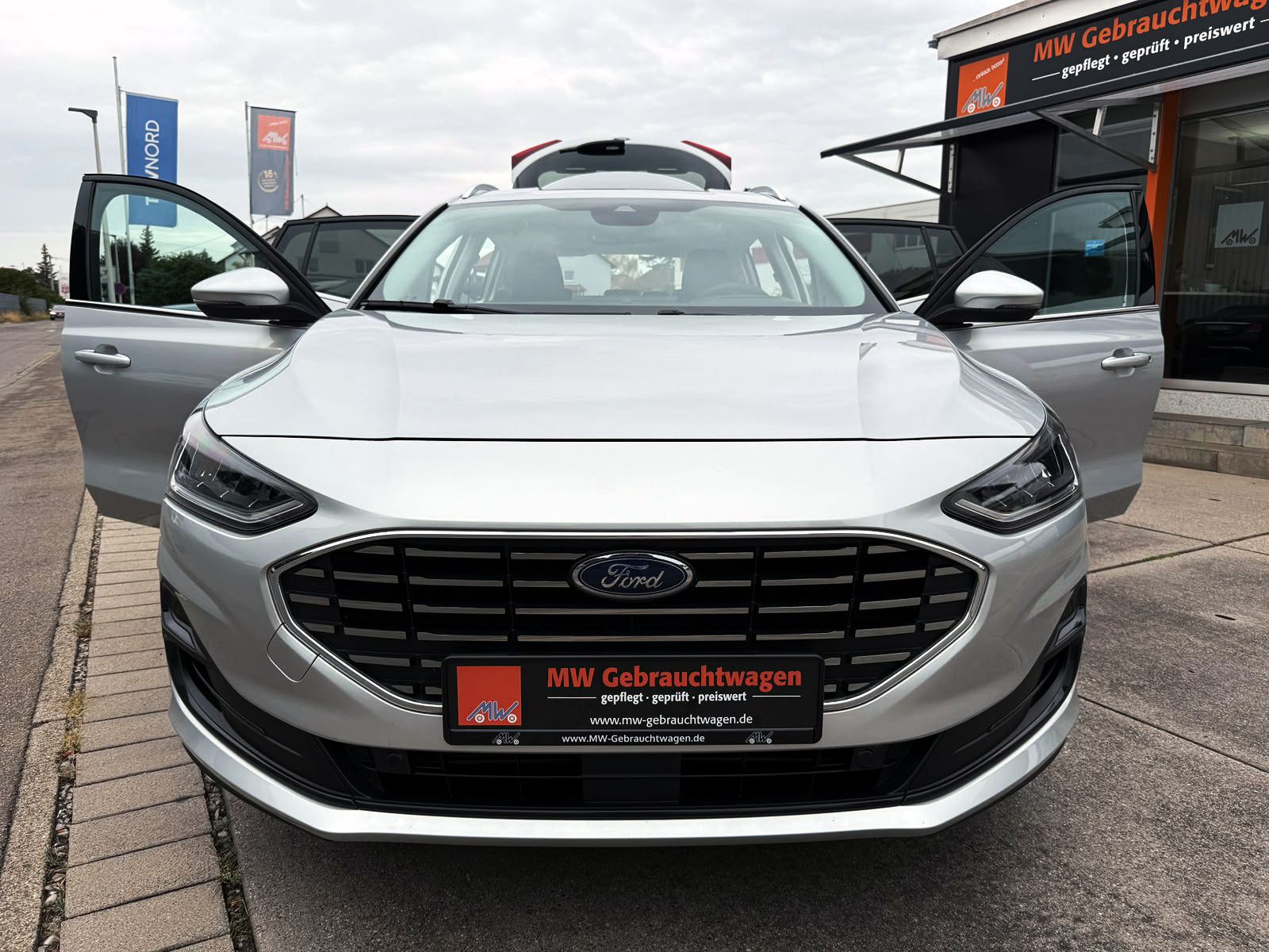 Fahrzeugabbildung Ford Focus Turnier 1.0 EB Titanium AHK ACC KAM B&O BT