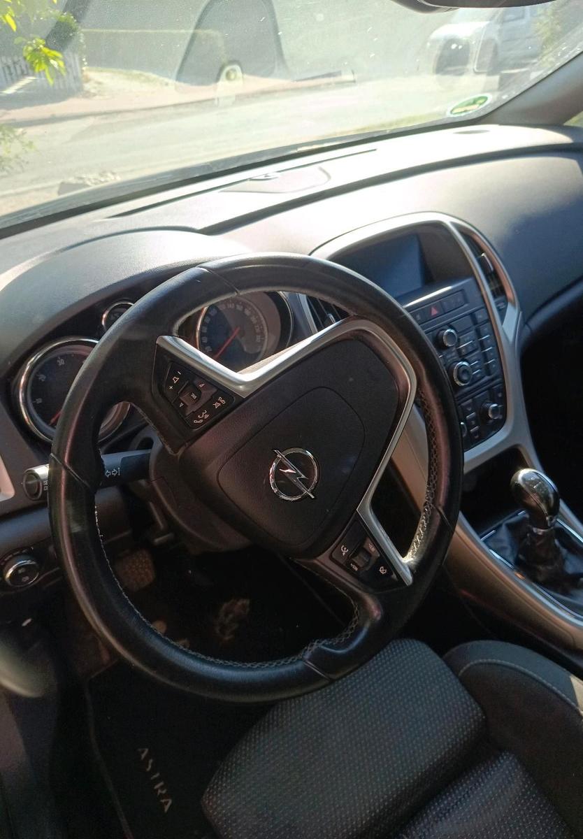 Opel Astra 2012 — engine 101 HP (74kW)