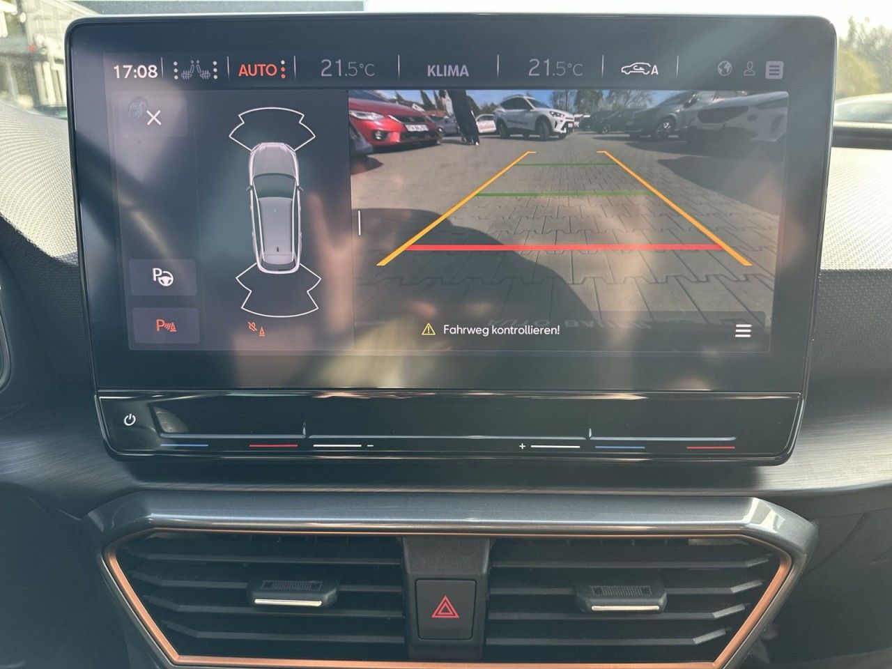 Fahrzeugabbildung CUPRA Leon Sportstourer 1.5 eTSI 150 PS DSG - mit KI generiert/bearbeitet