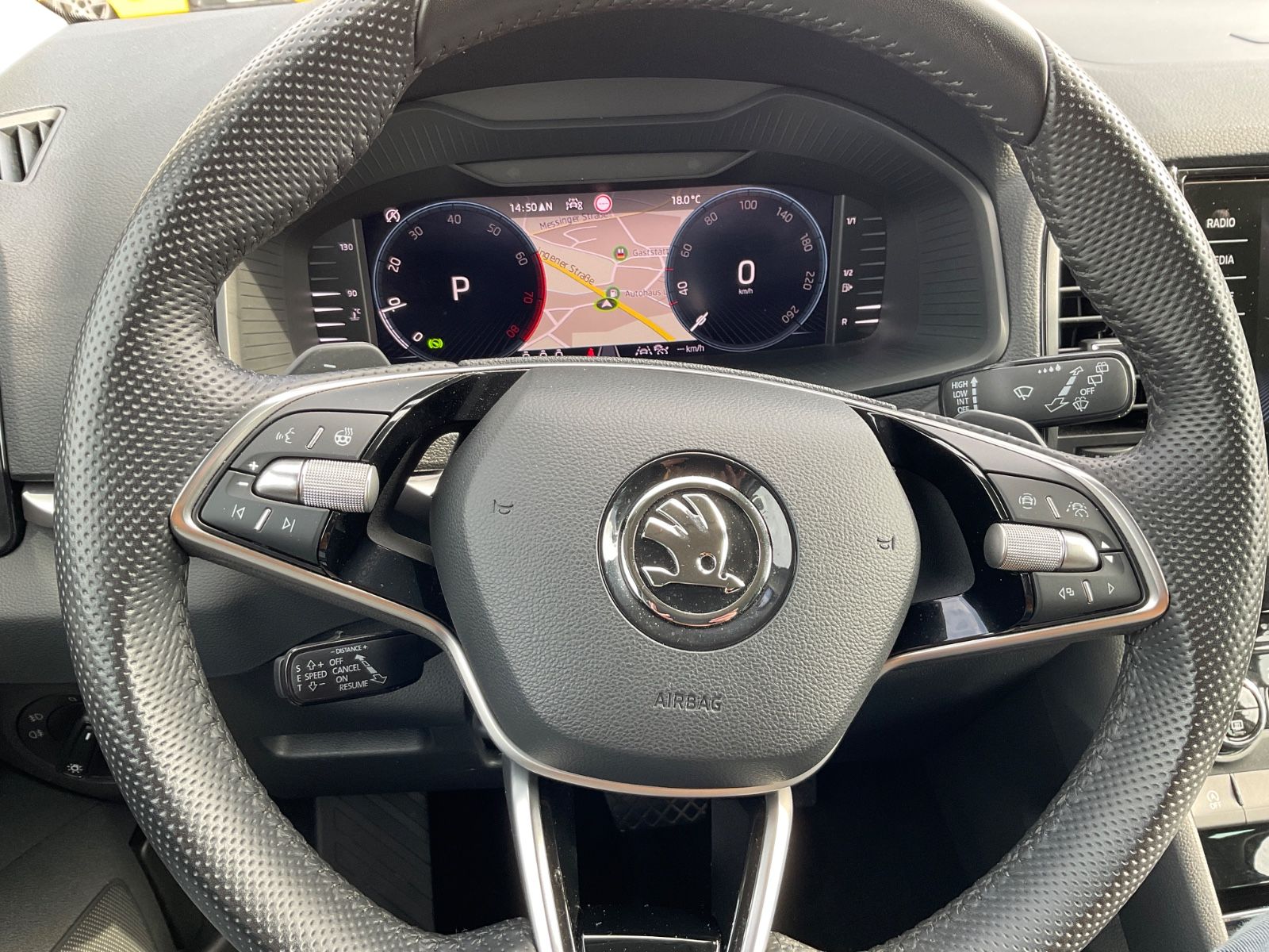 Fahrzeugabbildung SKODA Karoq 1.5l TSI DSG ACC,Kamera,Navi,LED,ACC