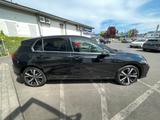 Volkswagen Golf VIII Style 1.5 eTSI+DSG+LED-PLUS+NAVI+AHK+A - mit Benzin-Antrieb: Schwarz, Massagesitze