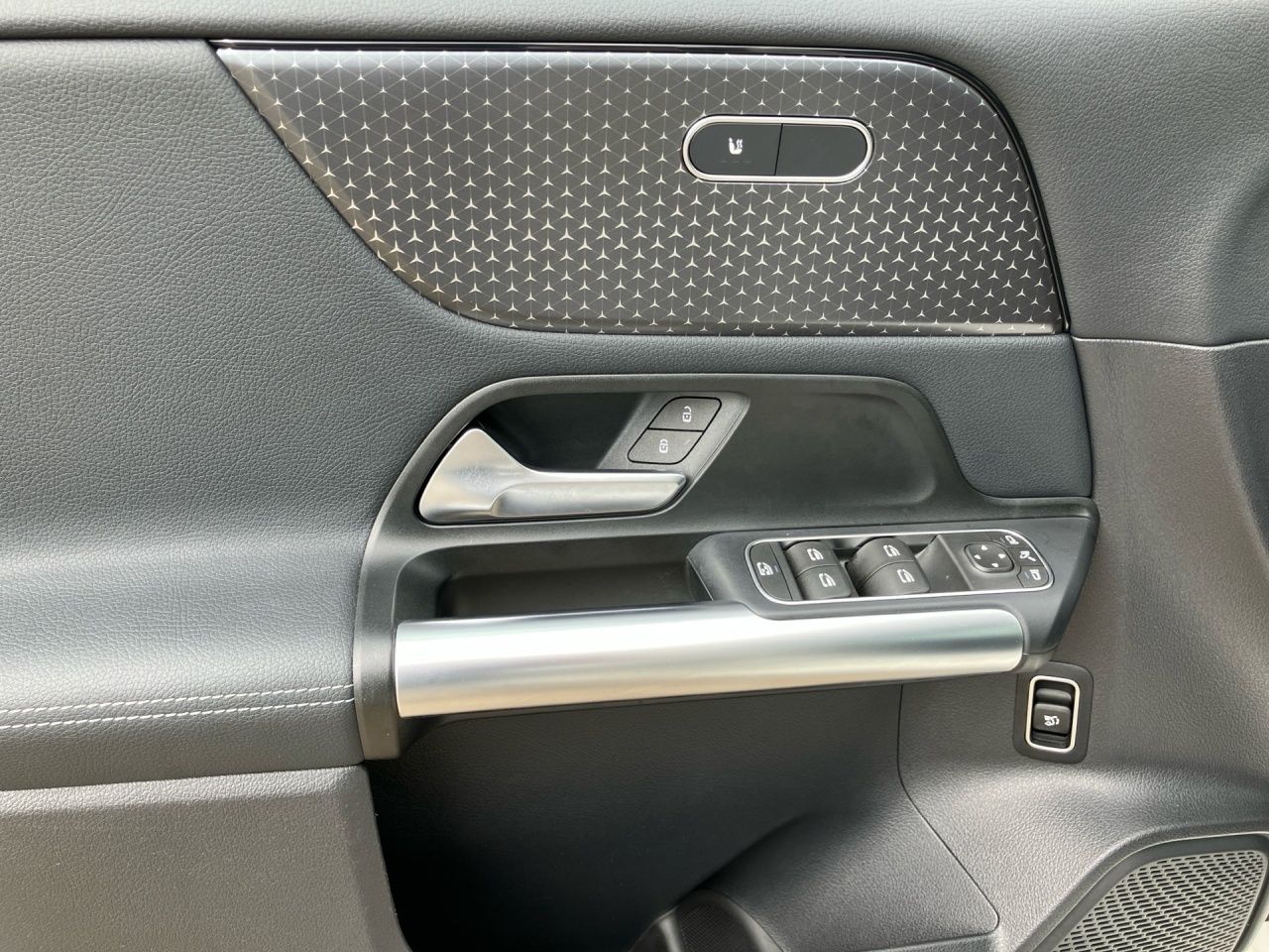 Fahrzeugabbildung Mercedes-Benz B 180 PROGRESSIVE+AHK+LHZ+SHZ+LED+EL.HECKKL+CARP