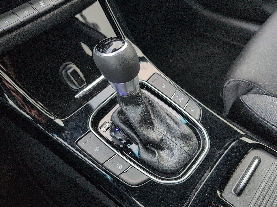 Fahrzeugabbildung Hyundai i30 KOMBI 1.0T AT ADVANTAGE QI+NAVI+2xSHZ+KAMERA