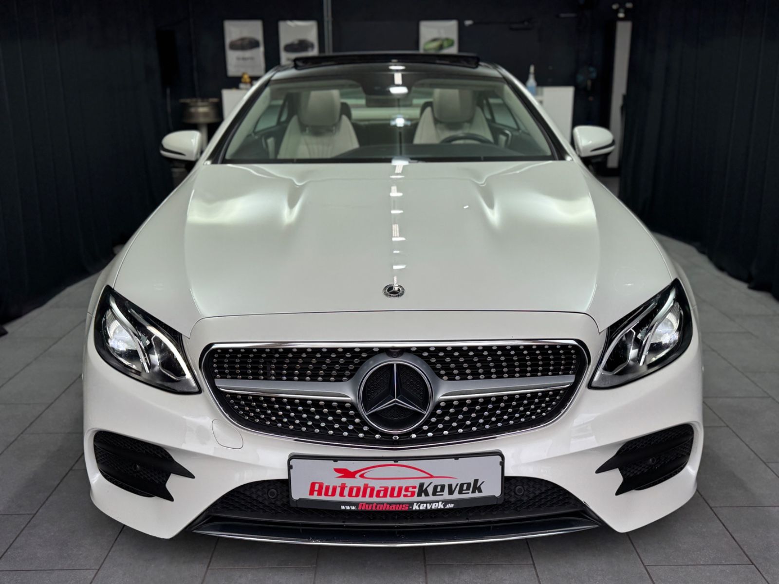 Fahrzeugabbildung Mercedes-Benz E 300 Coupe|AMG-LINE|WIDE-SCREEN|PANO|DESIGNO|