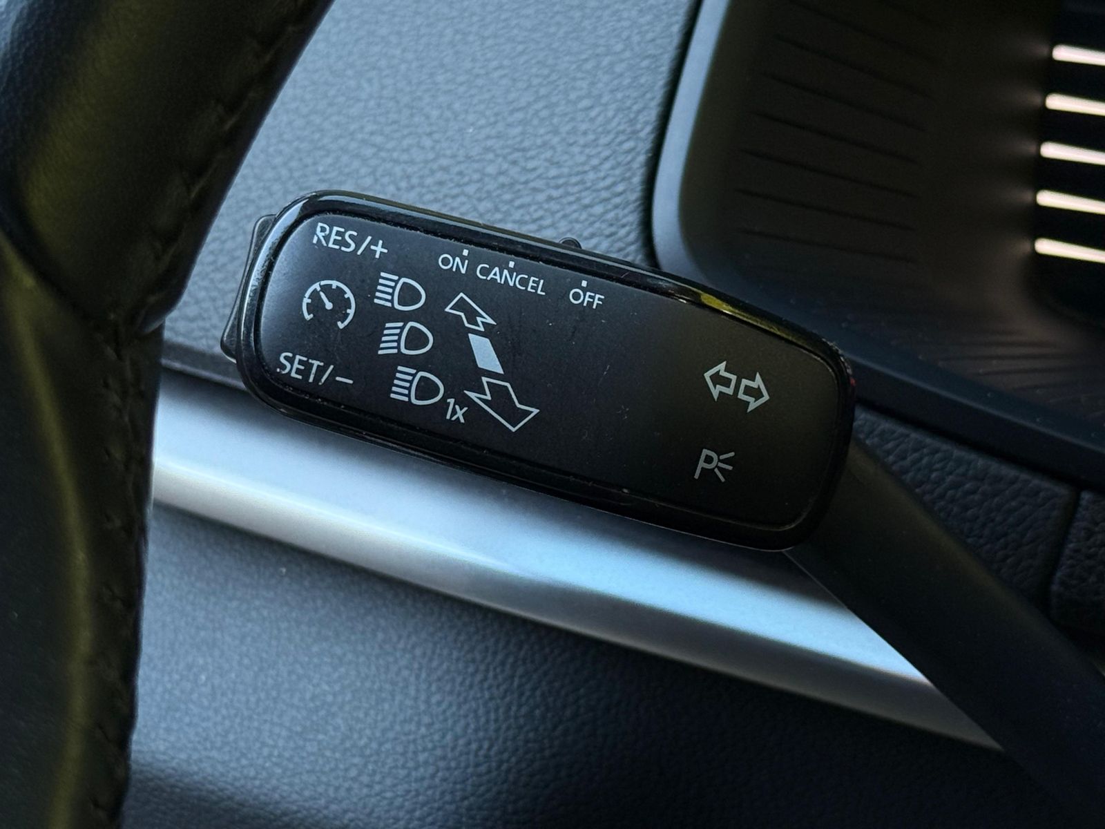 Fahrzeugabbildung SKODA Karoq 1.5 TSI Ambition LED+KAMERA+VIRT+CARPL+DAB