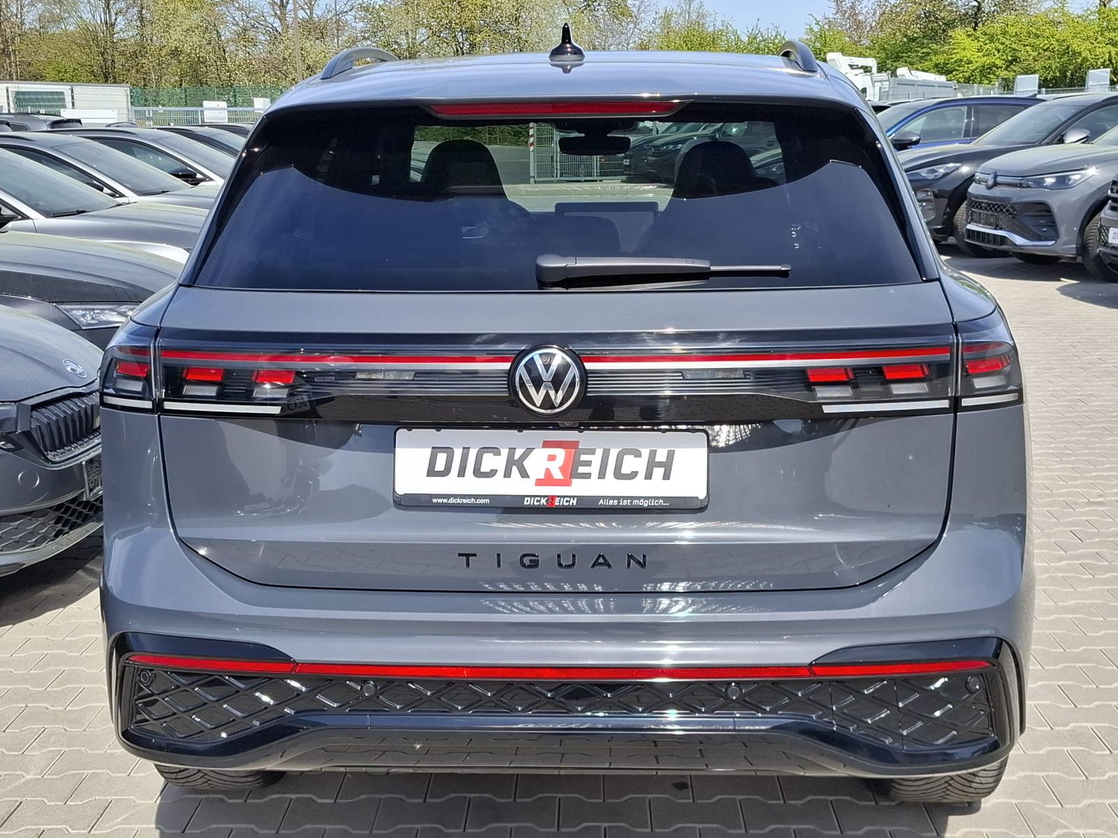 Fahrzeugabbildung Volkswagen Tiguan 2.0 TDI R-Line 4M Pano*Black*Matrix*AHK