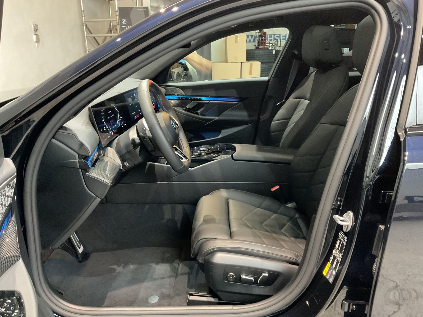 Fahrzeugabbildung BMW i5 M60 xDrive Sitzbelüftung vorn, Glasdach, Limo