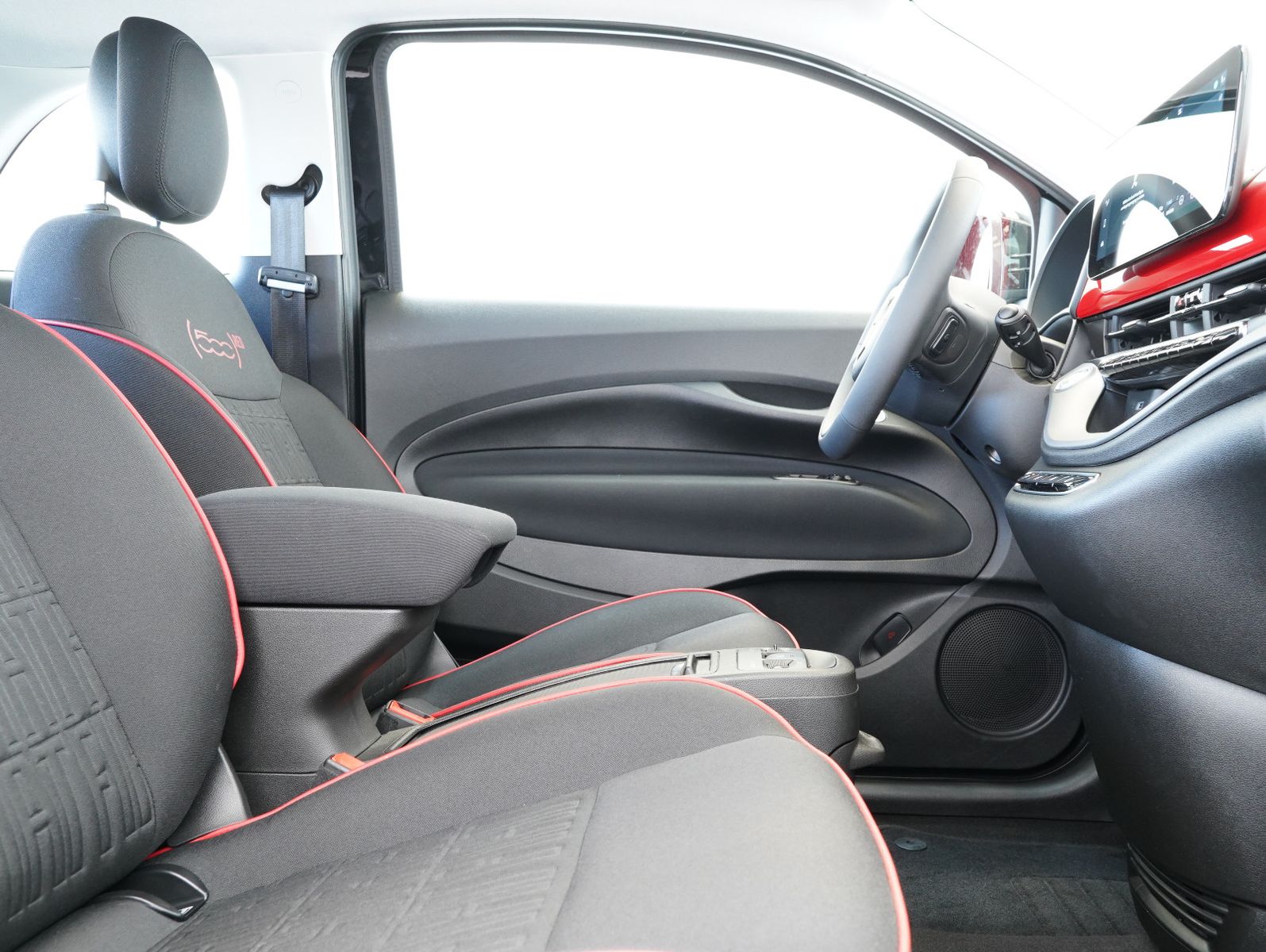 Fahrzeugabbildung Fiat 500e Red 70KW/23,8kWh/DC-LADEN/KAMERA