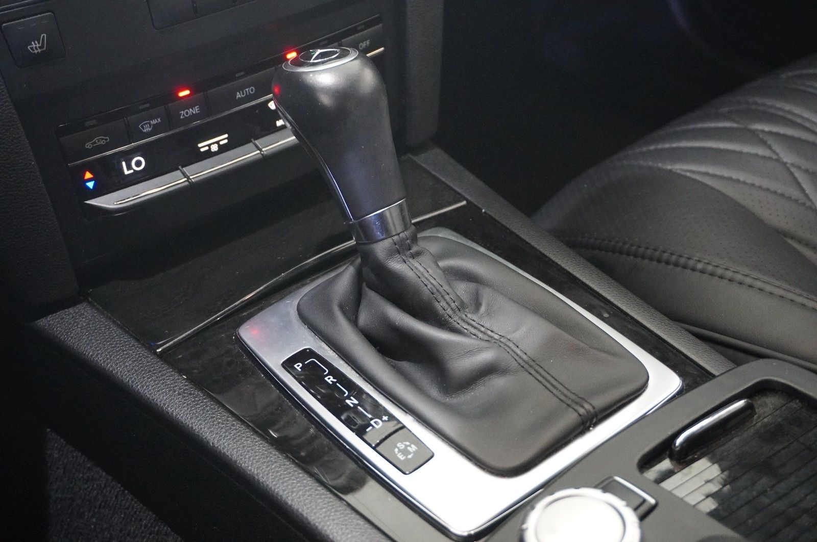 Fahrzeugabbildung Mercedes-Benz E 200 COUPE AVAMTGRADE NAVI/SHZ/SPORT/PDC/TEMP.
