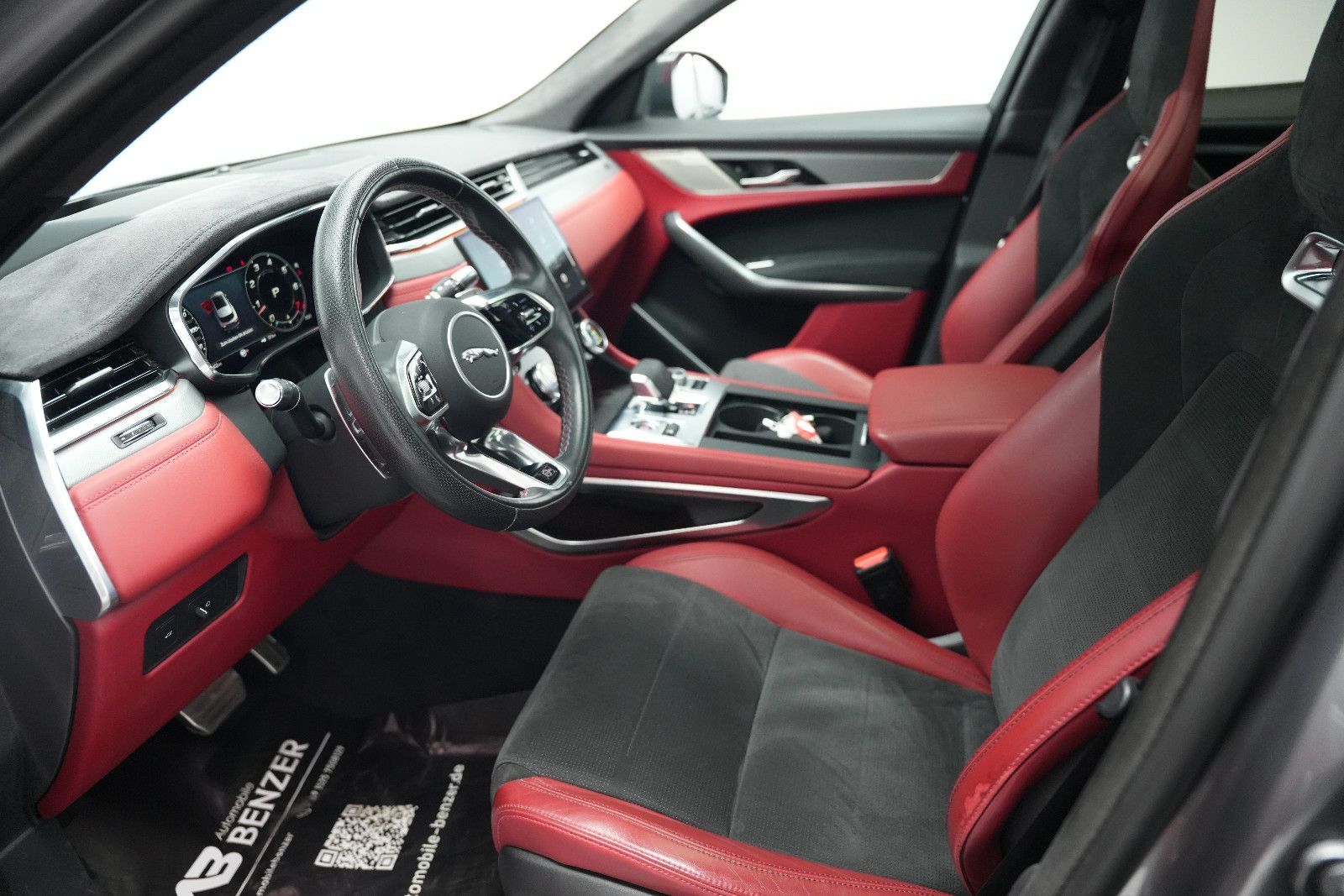 Fahrzeugabbildung Jaguar F-Pace F-PACE SVR /PANO/MERIDIAN/HUD/360°KAM/MEM