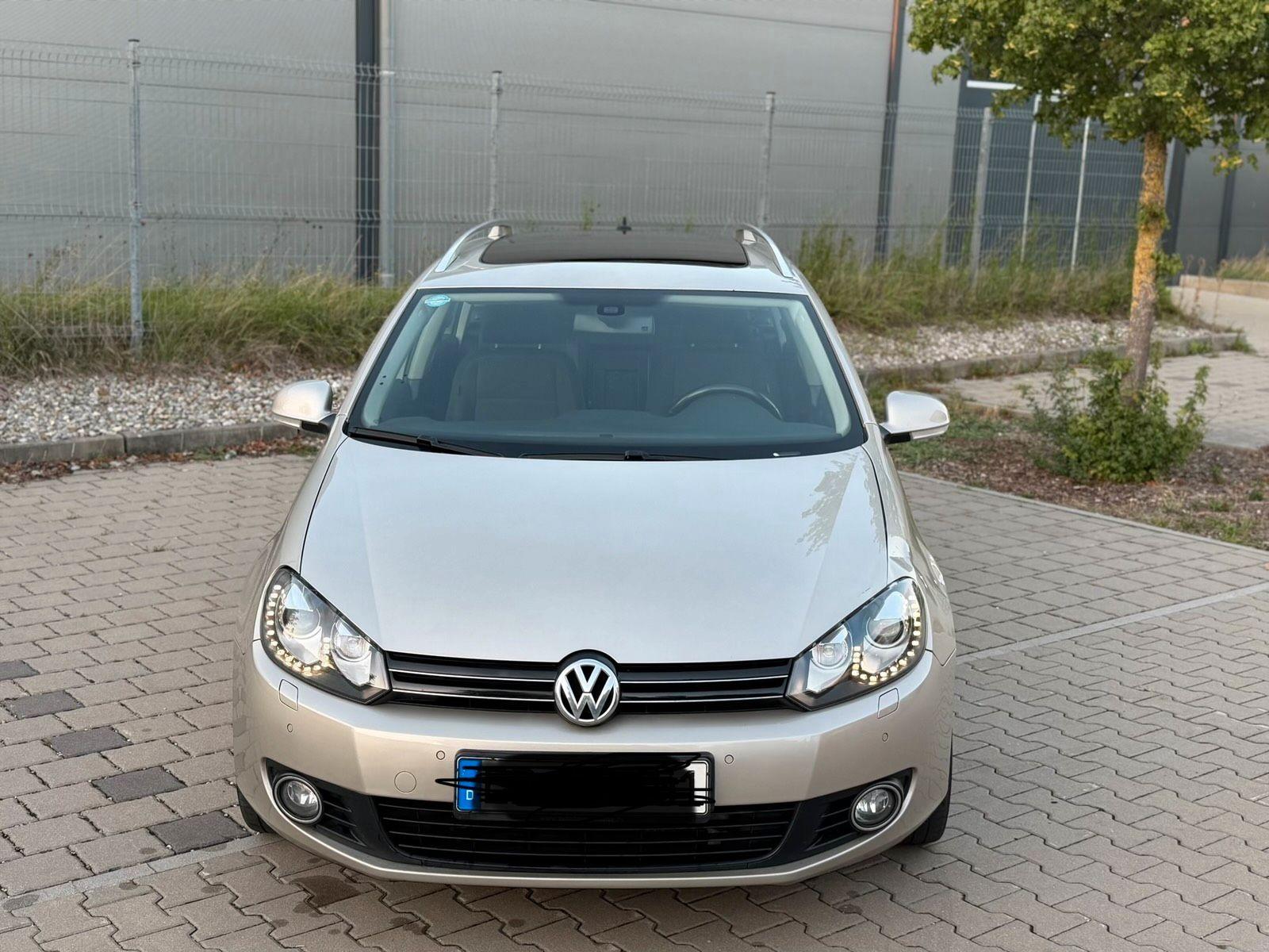 Volkswagen Golf 2012 — салон