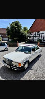 Mercedes-Benz Mercedes W123 Oldtimer 230e - Mercedes-Benz 230: 230e W123