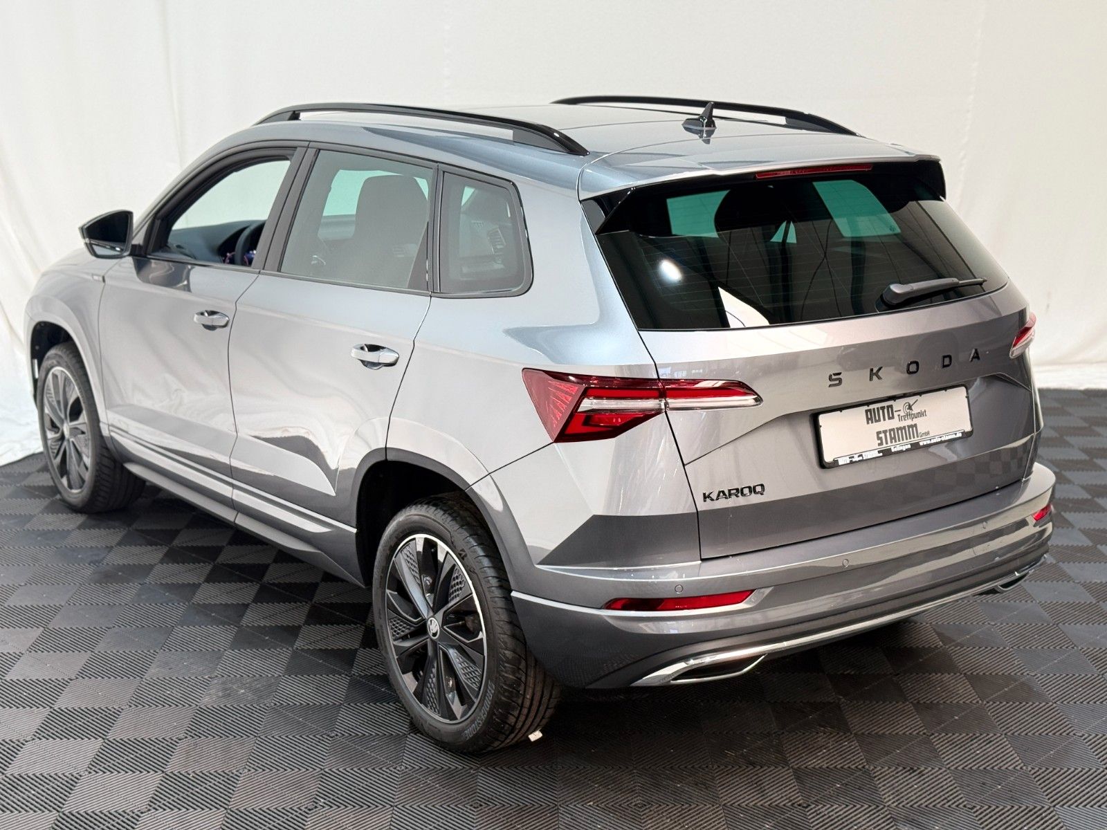Fahrzeugabbildung SKODA Karoq Sportline / DSG / ACC / Panoramadach
