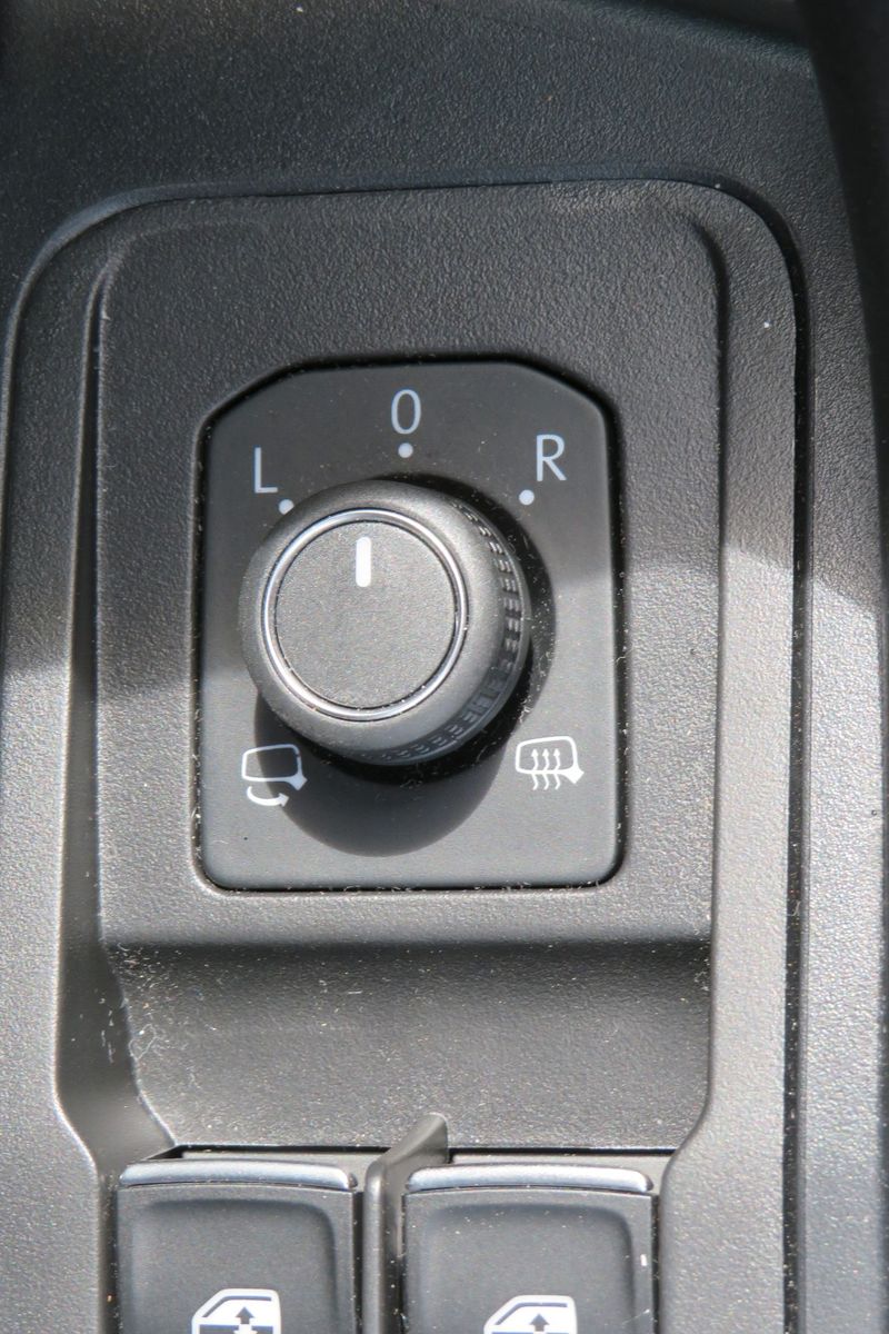 Fahrzeugabbildung Volkswagen T-Roc Style ACC APP MASSAGE SITZH. 17`KAMERA 1.H