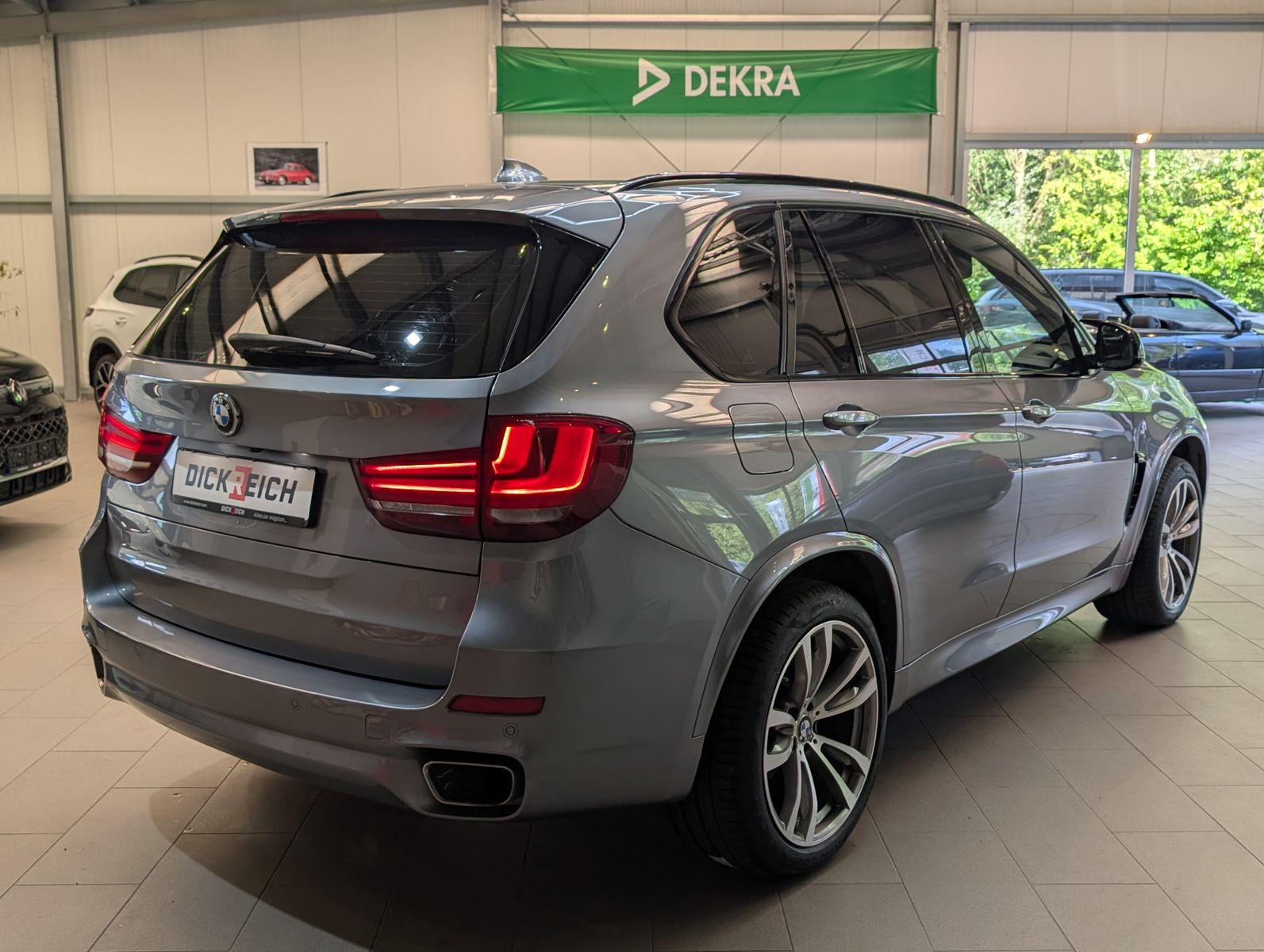 Fahrzeugabbildung BMW X5 xD 30d M-Sport HUD Pano H&K Komfortsi AHK 20"