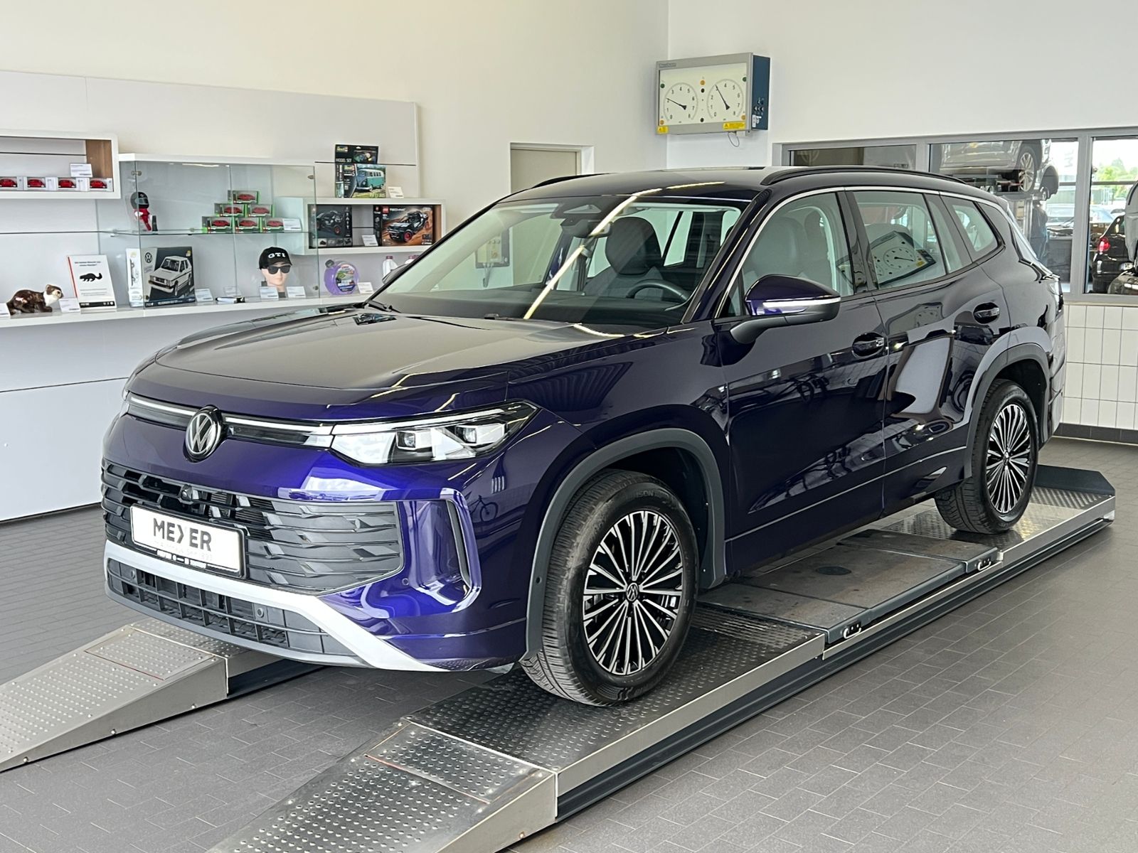 Fahrzeugabbildung Volkswagen Tayron Life 1.5 eTSI DSG *AHK,7-Sitzer,LED,ACC,K