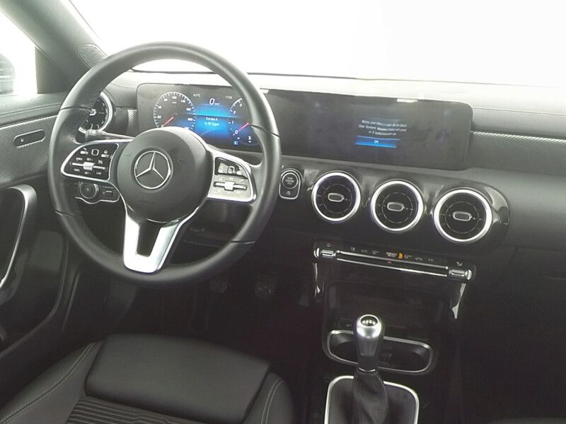 Fahrzeugabbildung Mercedes-Benz CLA 180 Shooting Brake *Navi*LED*PDC*SpurH*SHZ