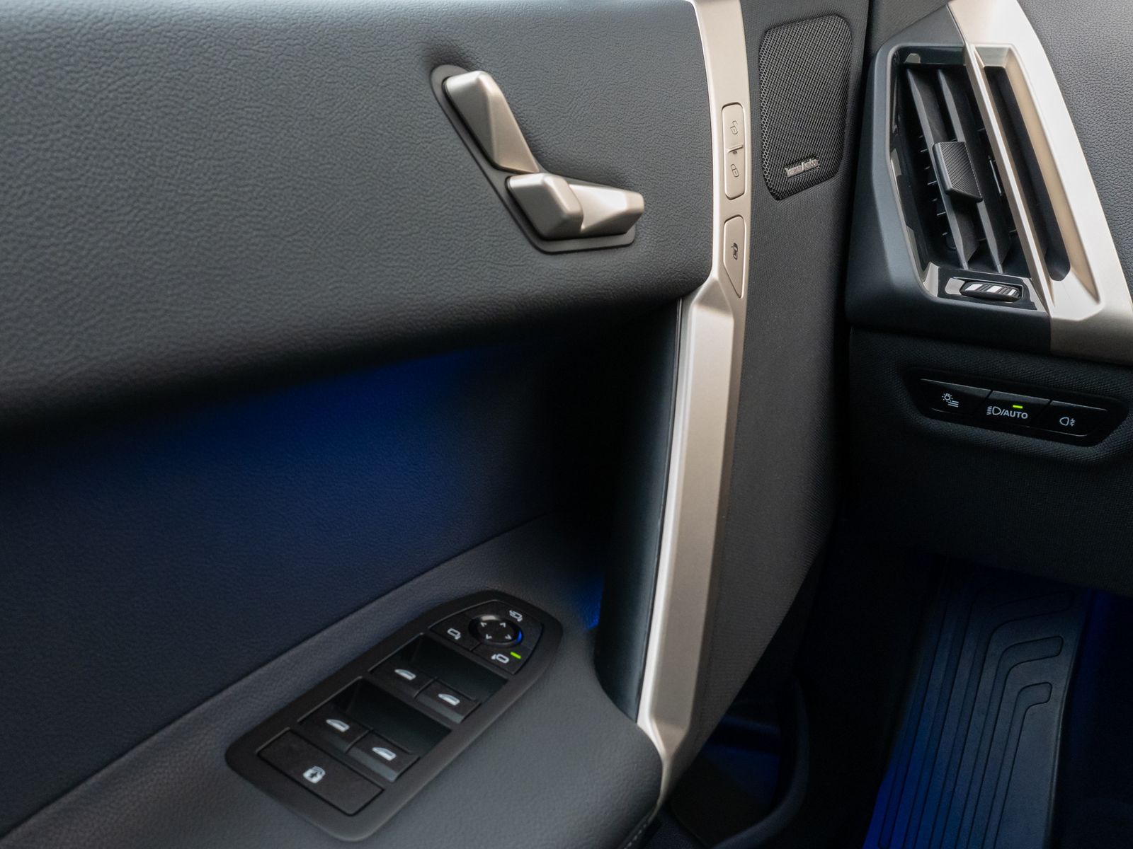 Fahrzeugabbildung BMW iX xD40 Sport SkyLounge 360°DAB H/K AHK 22Zoll