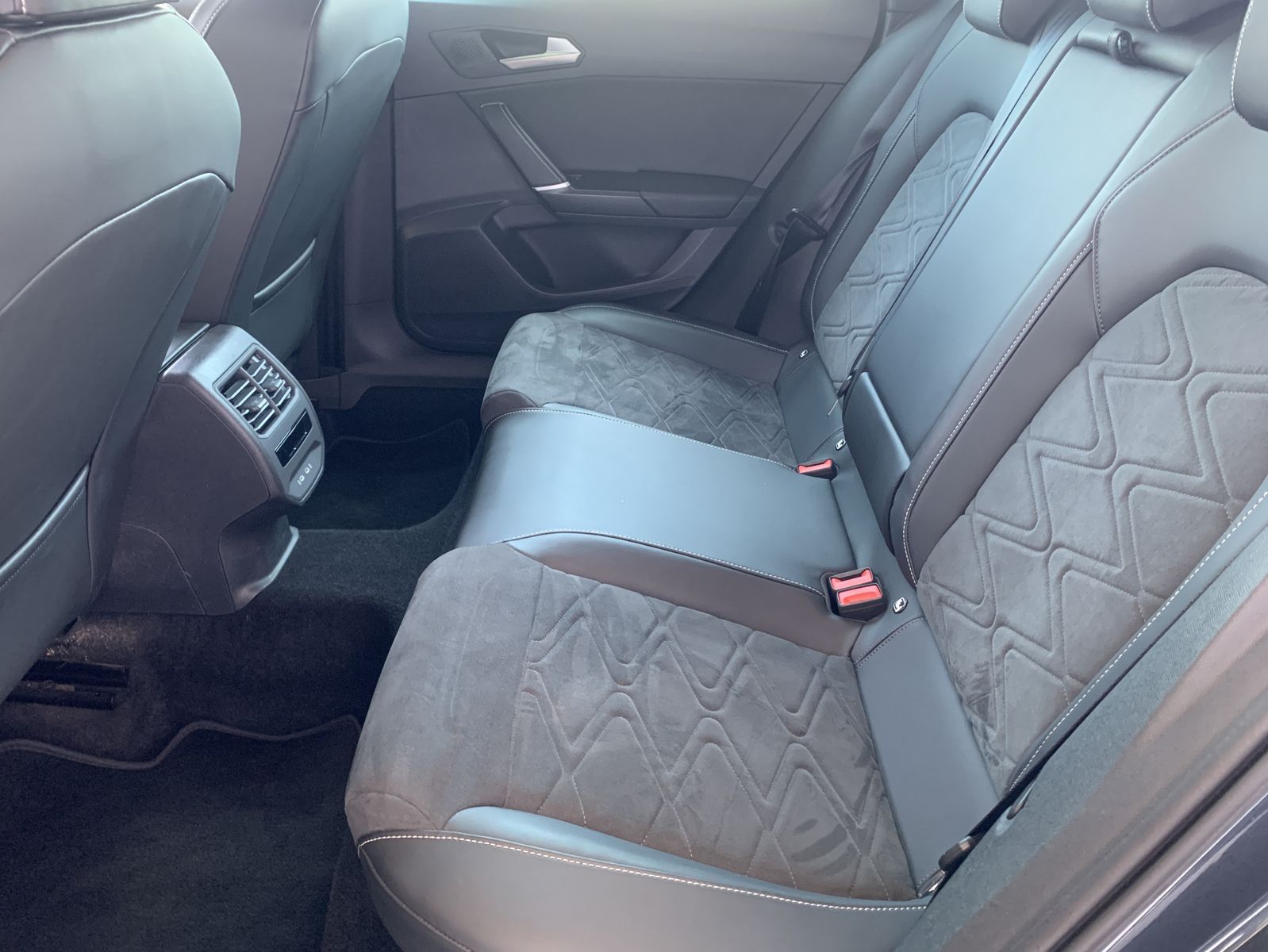 Fahrzeugabbildung SEAT Leon 2.0 TDI Xcellence*AHK*LED*Cam*VCOCK*Navi*