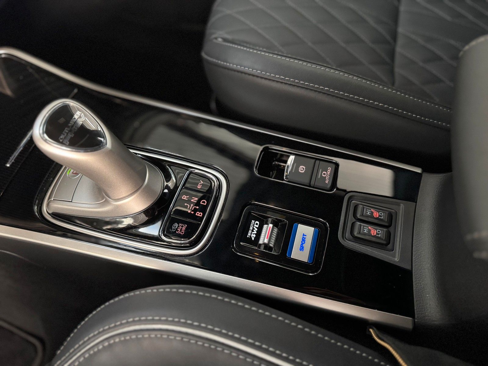 Fahrzeugabbildung Mitsubishi PHEV Outlander 4WD TOP LUXURY AHK 1.HAND