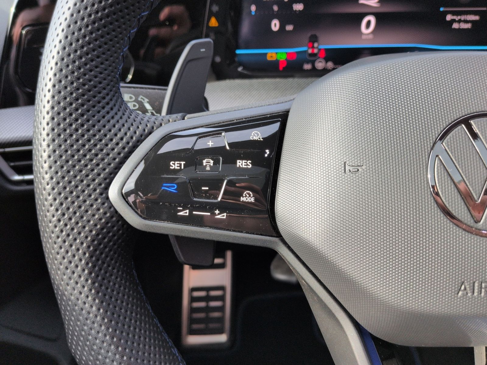 Golf R BLACK EDITION AKRA+PANO+DCC+H&K+MATRIX+