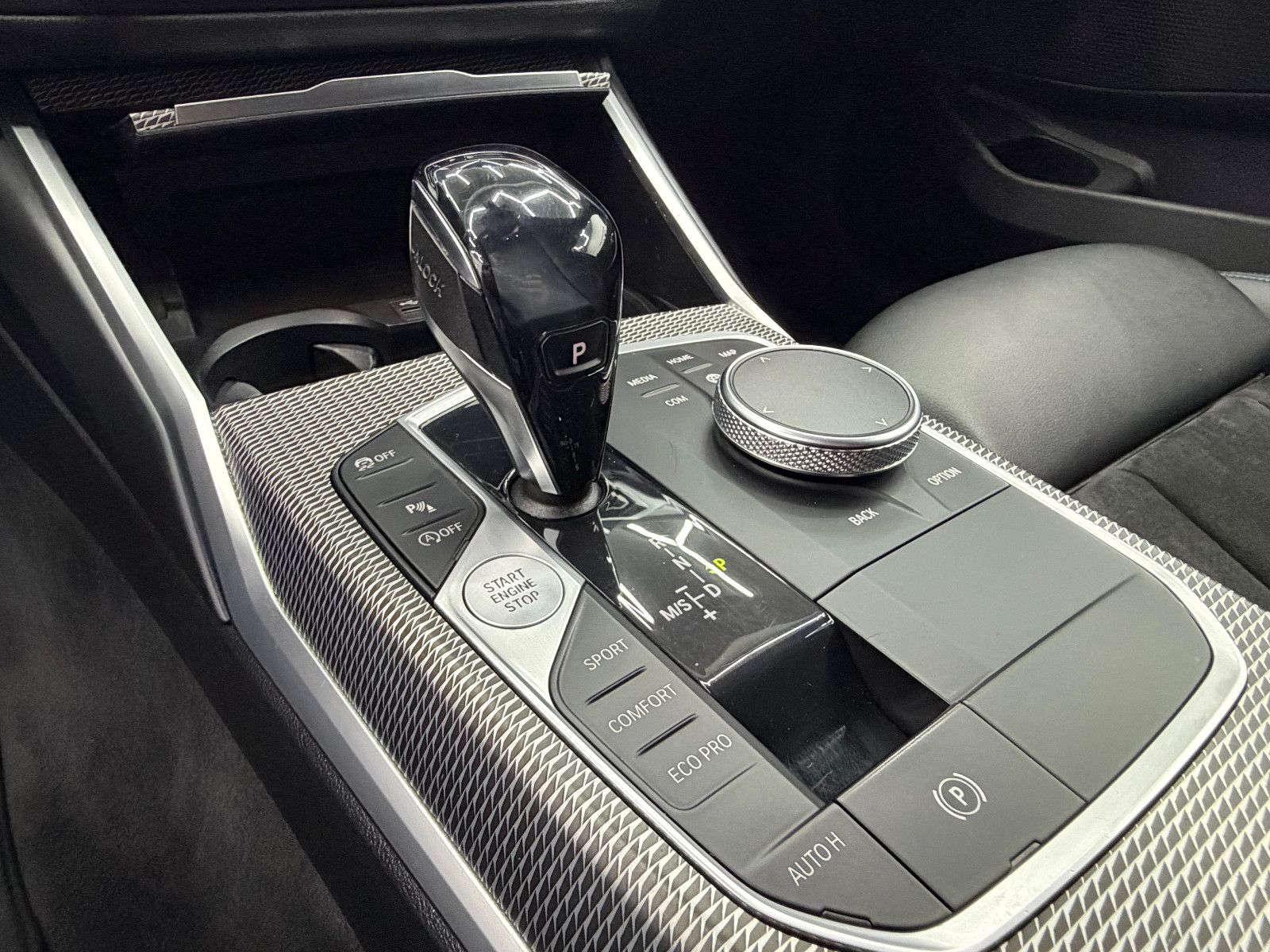 Fahrzeugabbildung BMW 320d xDrive M-SPORT/STZHG/AHK/DRIVING ASS+/DISPL