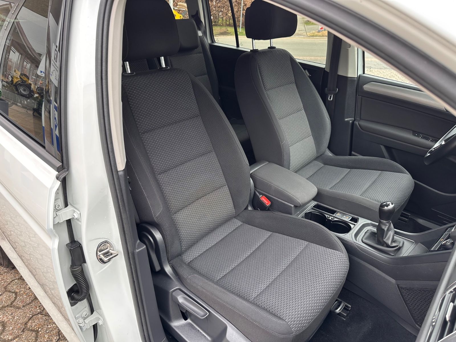 Fahrzeugabbildung Volkswagen Touran Comfortline 1.4 TSI 7-Sitze/ACC/SHZG/Navi