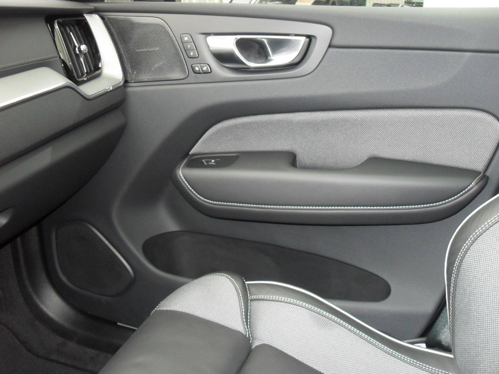 Fahrzeugabbildung Volvo XC 60 B5 Ultra Black Edition AWD |