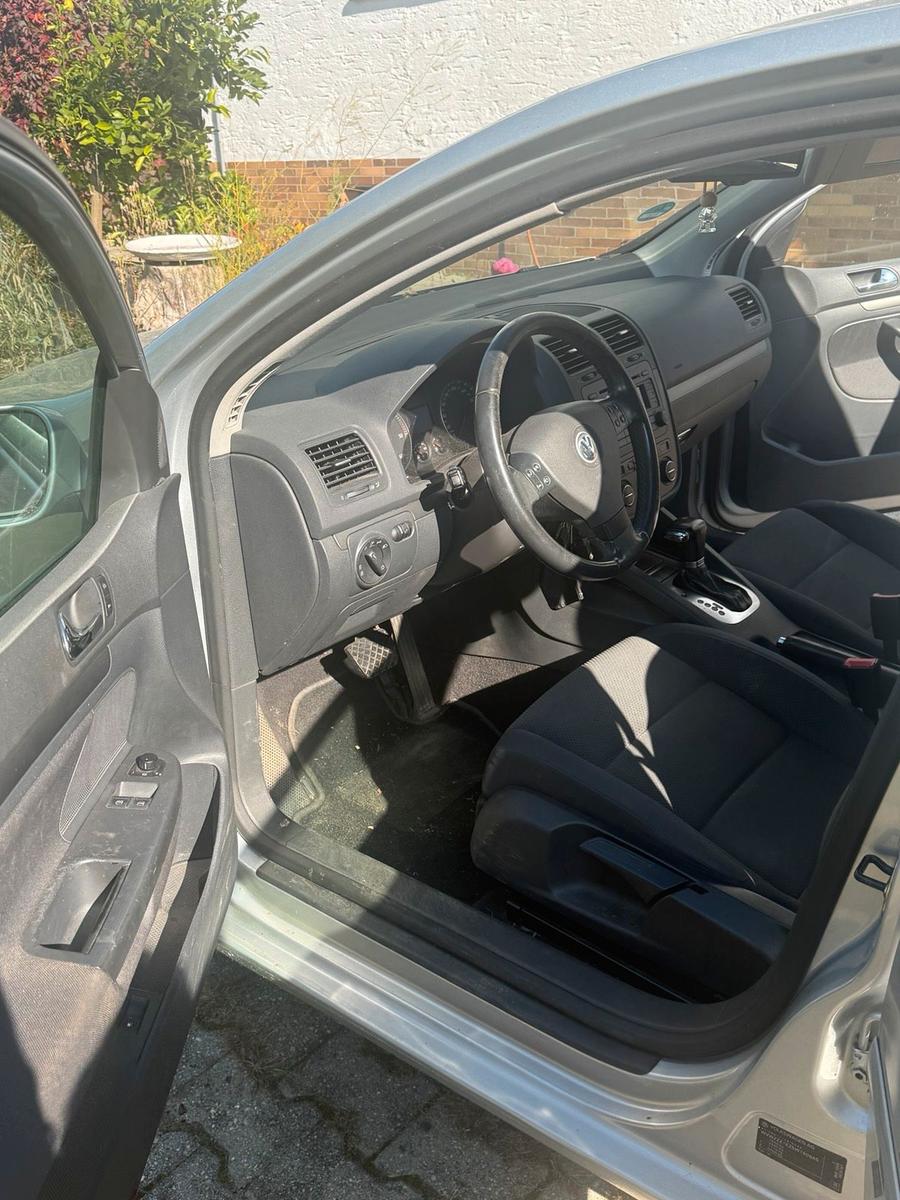 Volkswagen Golf 2004 — салон