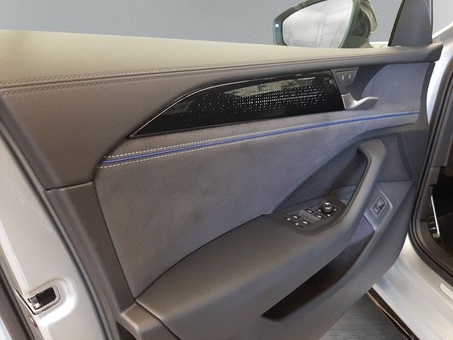 Fahrzeugabbildung Volkswagen Passat Variant 1,5 eTSi R-Line Black Pano AHK