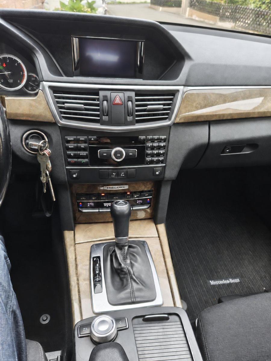 Mercedes-Benz E220 2011 — photo 12