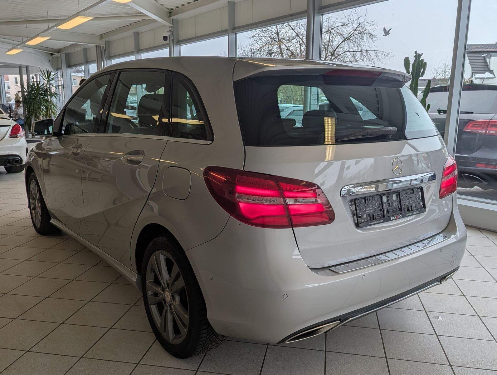 MERCEDES-BENZ B 180 Kamera Panoramadach LED - Image 5