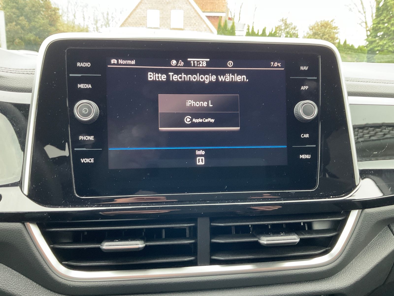 Fahrzeugabbildung Volkswagen T-Roc 1.5 TSI DSG R Line,AHK,ACC,Kamera,Navi