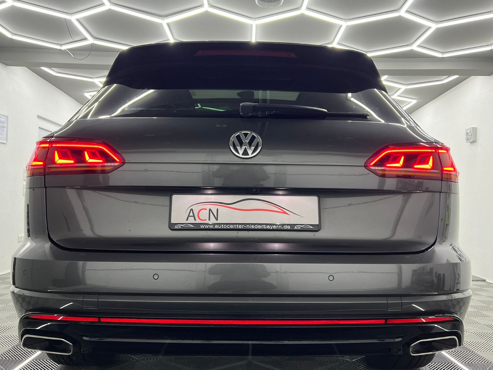 Fahrzeugabbildung Volkswagen Touareg R-LINE 4Motion/MASSAGE/ACC/AHK/INNOVIS.