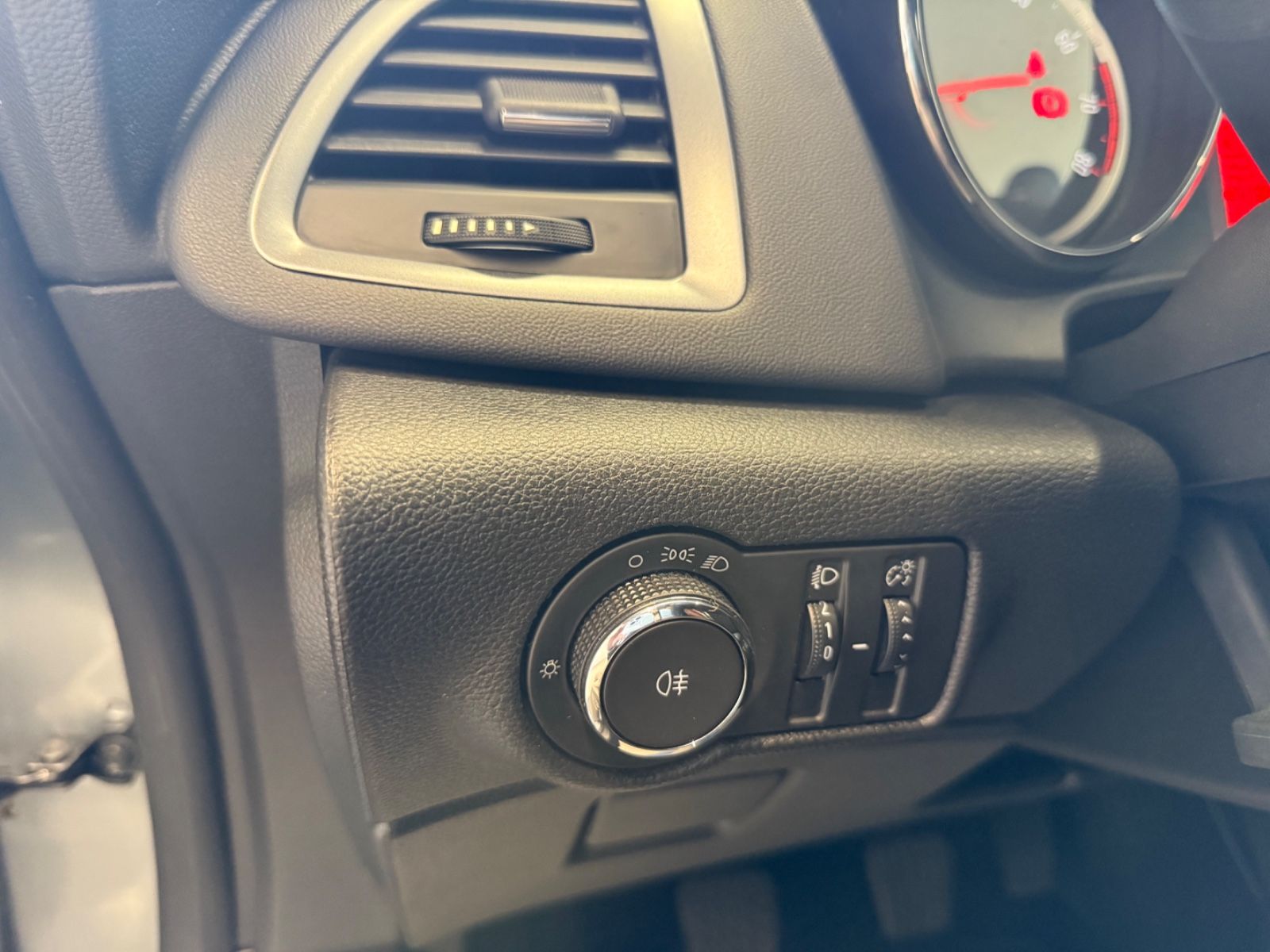 Fahrzeugabbildung Opel Astra J Lim. 5-trg. Selection, Klima,