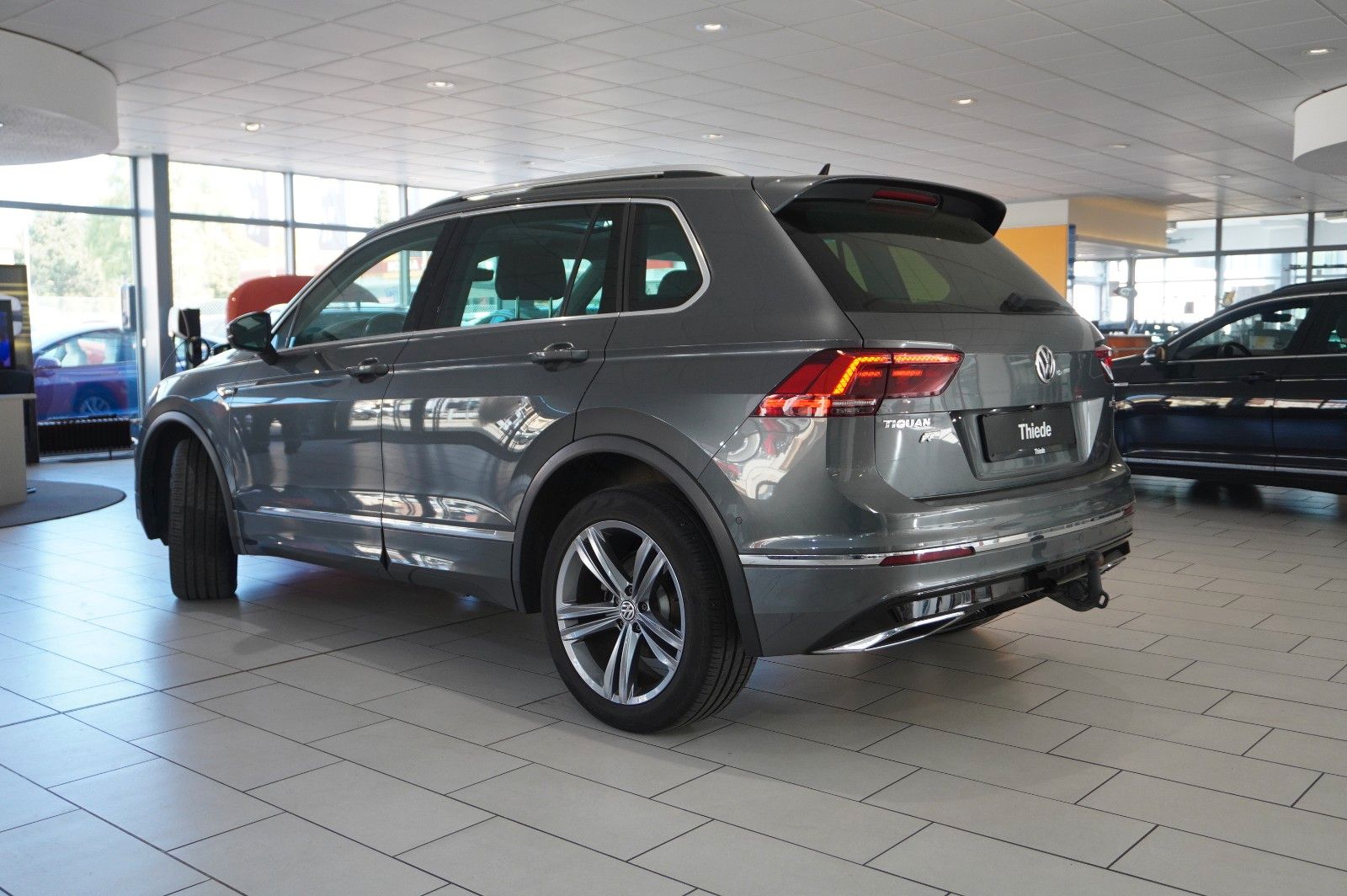 Fahrzeugabbildung Volkswagen Tiguan 2.0 TSI 4MOTION R-LINE NAVI/KAMERA/SH/AHK