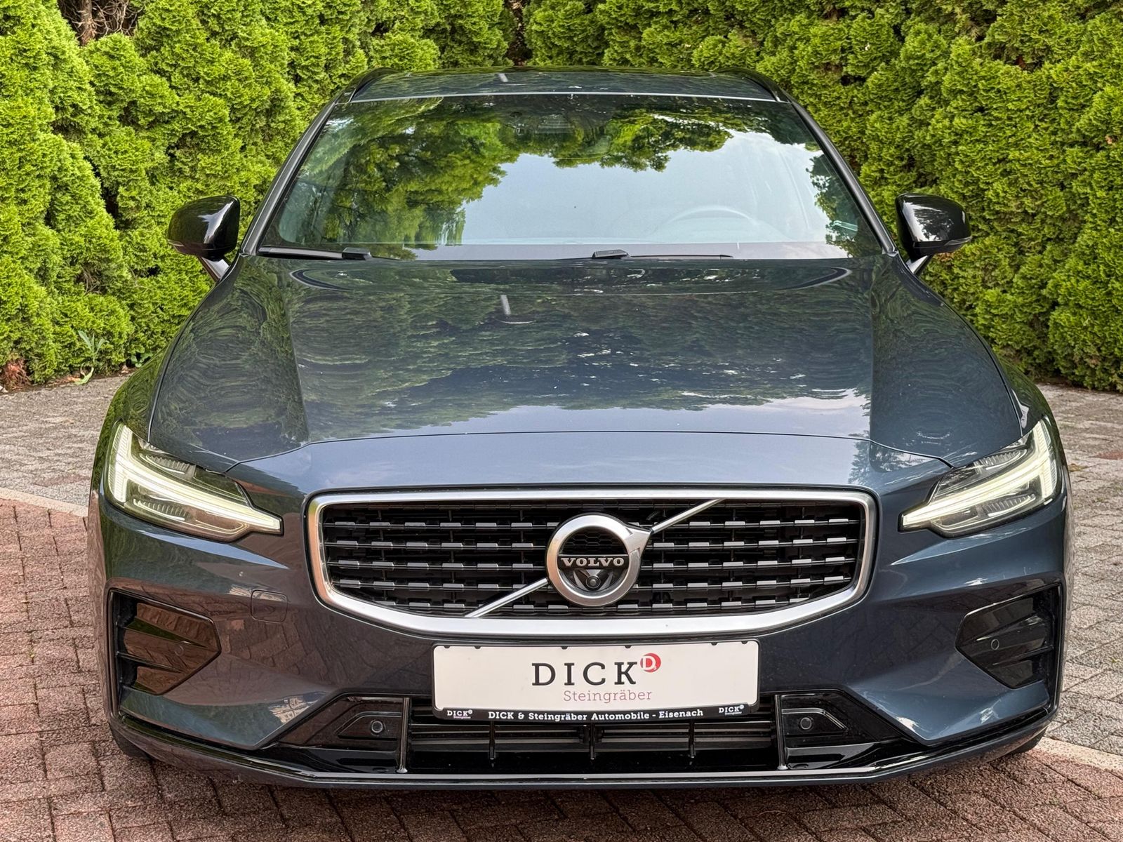 Fahrzeugabbildung Volvo V60 D4 Aut. R Design LED+NAV+AHK+SHZ+PANO+360°+
