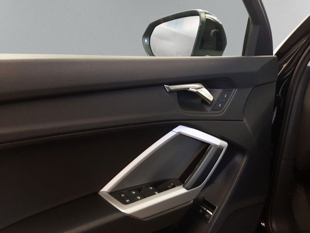 Fahrzeugabbildung Audi Q3 45TFSIe AHK Navi StdHz eleHeck Sportsitze 18"