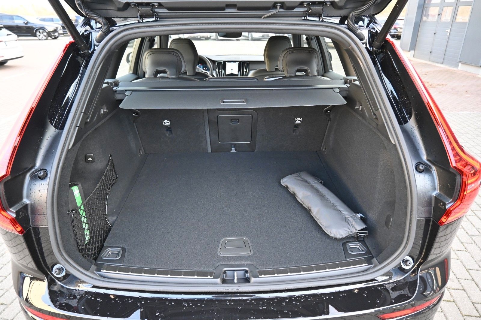 Fahrzeugabbildung Volvo XC60 B5 AWD Plus Black Edition*H&K*360°*ACC*AHK