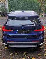 BMW iX1 xDrive30 - - blaue BMW iX1