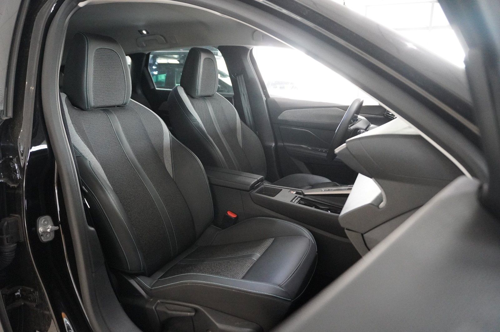 Fahrzeugabbildung Peugeot 308 SW 1.5D ALLURE NAVI/LED/360°/SPORT/SH/VIRT.